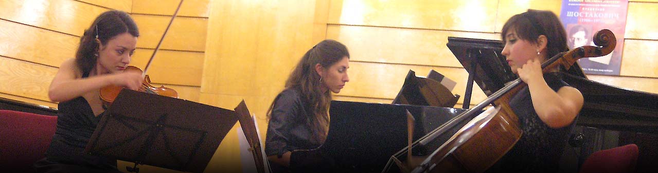 Silhouettes play Schostakovich